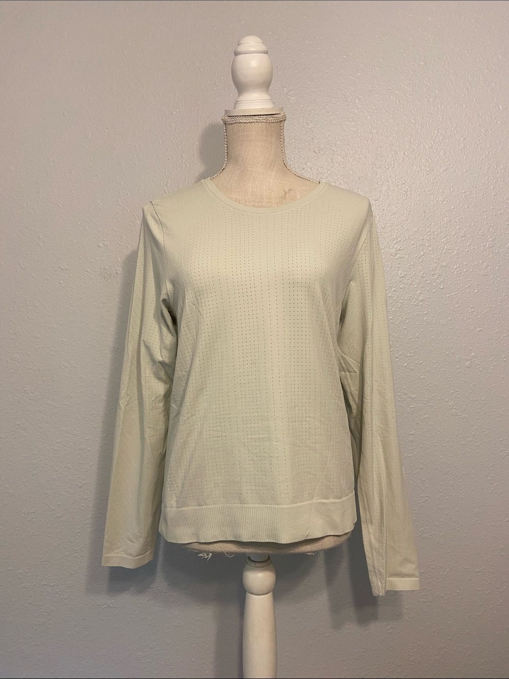 Athleta Pale Mint Green Long Sleeve Pullover Athletic Pullover Top Size Medium